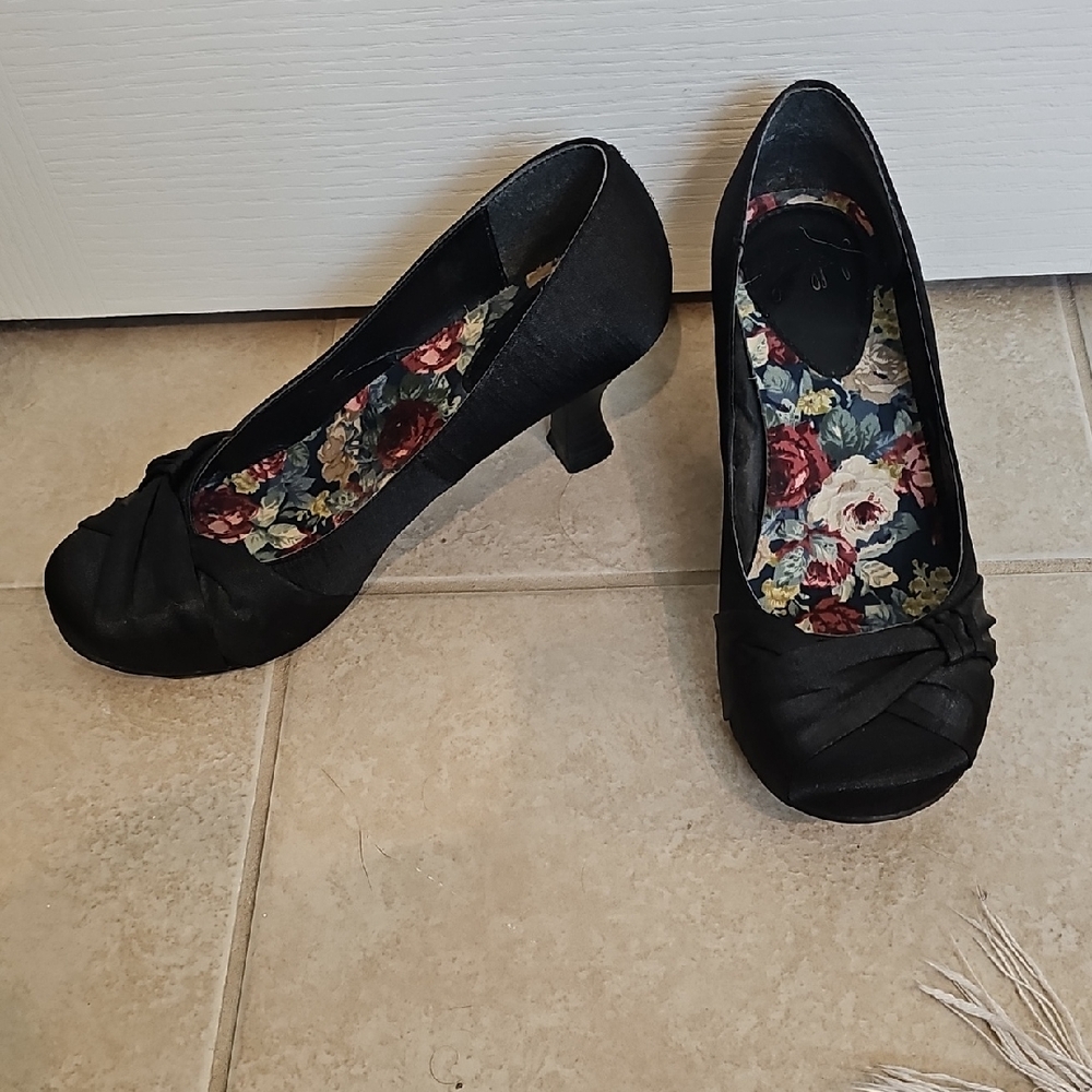 Jellypop Black Heels with Elegant Design